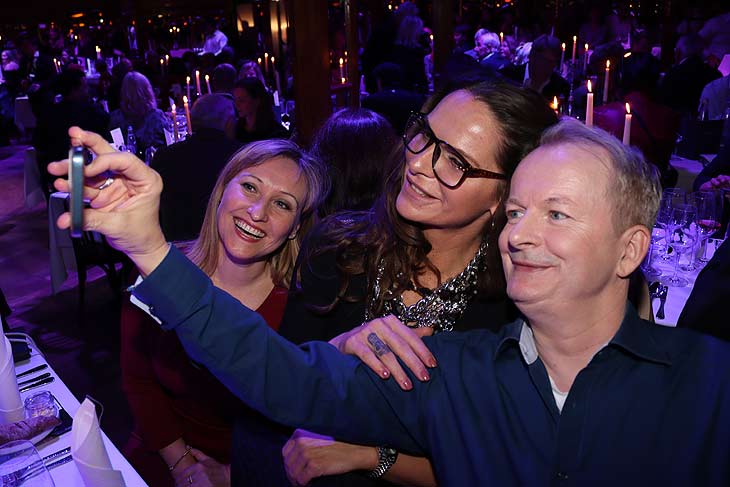 Schauspielerin Gabrielle Odinis, Schmuck-Designerin Nicole Hayduga, Schaupieler Rüdiger Bach bei der Premiere des Programmes Moonia im teatro am 3.11.2022 (©Foto: Martin Schmitz)